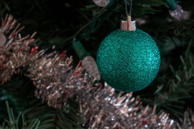 Bulanık yeşil arka planda yeşil Noel süslemesi 