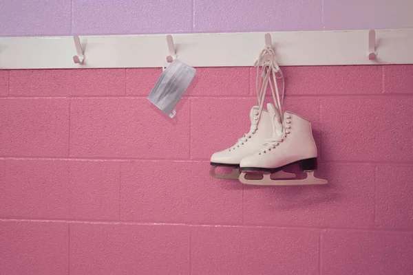 Patines Femeninos Con Máscara Quirúrgica Colgados Fondo Pastel Con Espacio — Foto de Stock