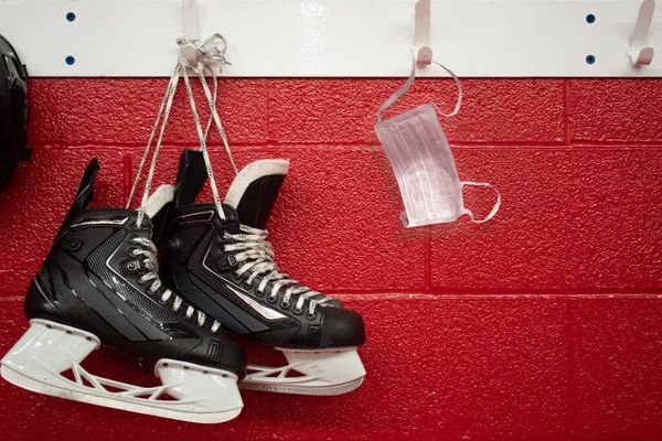 Hockeyschuhe Hängen Der Umkleidekabine Mit Chirurgenmaske Über Rotem Hintergrund Und — Stockfoto