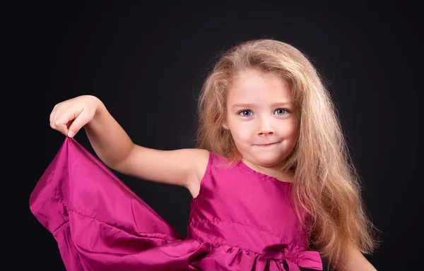 Stüdyodaki küçük şirin bir kızın portresi. — Stok fotoğraf