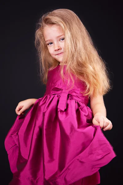 Portrait studio d'une jolie petite fille — Photo