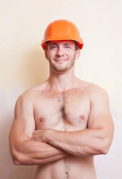 Joven atractivo en un casco — Foto de Stock