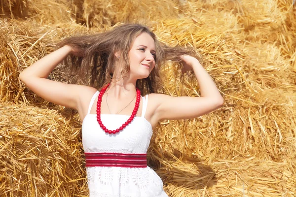 Porträtt av en vacker ung kvinna klädd i lantlig stil — Stockfoto