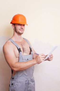 Kağıt üzerinde bir kask içinde adam yazıyor