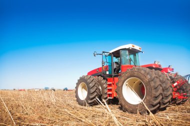 Bir tarlada traktör 