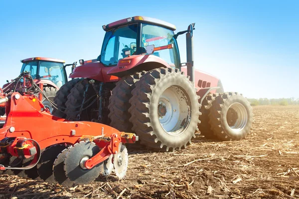 Two tractors in a field — Stock Photo, Image