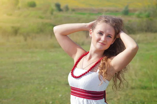 Portret van een mooie jonge vrouw buiten in de zomer — Stockfoto