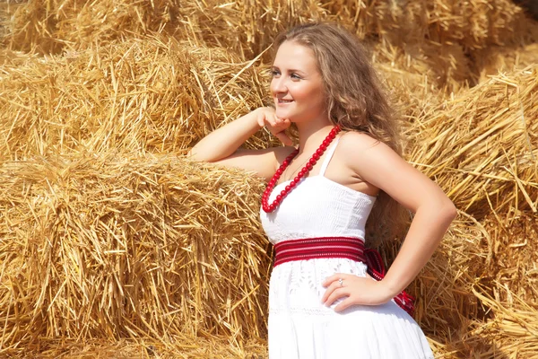 Retrato de uma bela jovem vestida em estilo country — Fotografia de Stock