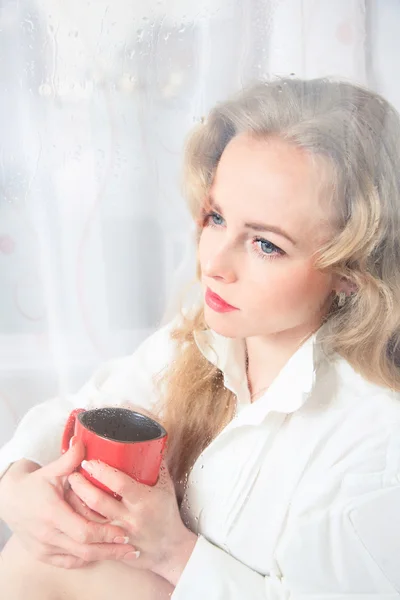 La mujer en la ventana con una taza —  Fotos de Stock