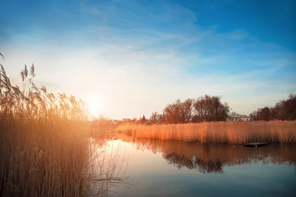 Schöne romantische Landschaft bei Sonnenuntergang am Fluss — Stockfoto