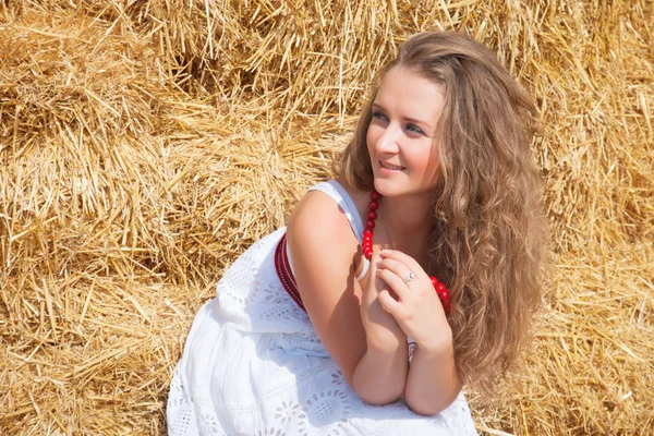 Portret van een mooie jonge vrouw gekleed in landelijke stijl — Stockfoto