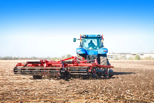 Tractor trabajando en un campo —  Fotos de Stock