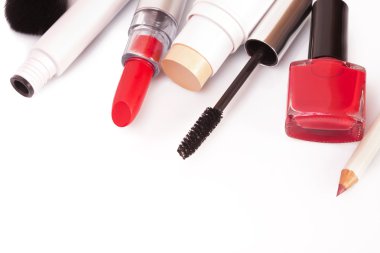 Beyaz bir arka plan üzerinde kozmetik makyaj 