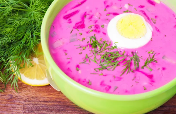 Kalte Rübensuppe mit Kräutern und Ei — Stockfoto