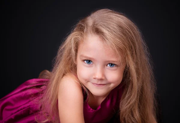 Portrait d'une jolie petite fille en studio — Photo