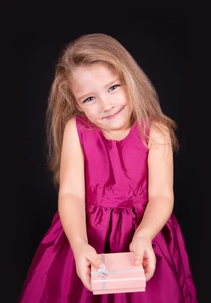 Porträt eines fröhlichen kleinen Mädchens — Stockfoto