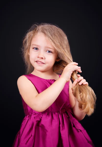Pembe elbiseli küçük şirin kız — Stok fotoğraf
