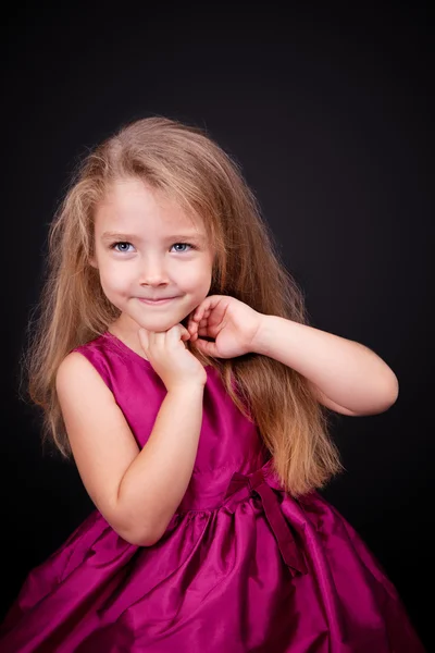 Pembe elbiseli küçük şirin kız — Stok fotoğraf