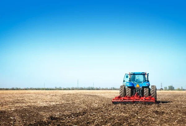 Traktor bei Feldarbeiten — Stockfoto