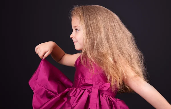 Retrato de una linda niña en el estudio — Foto de Stock