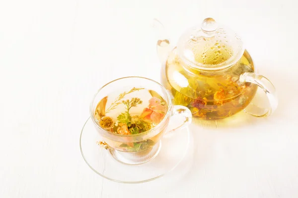 Teekanne und Tasse mit Tee — Stockfoto