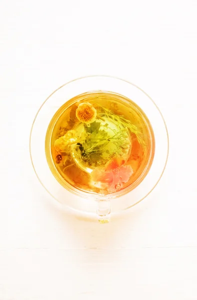 Чашка травяного чая на столе, вид сверху — стоковое фото
