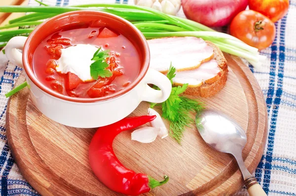 Томатный суп со сметаной — стоковое фото