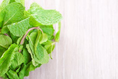 Gri ahşap arka plan yakın nane demet