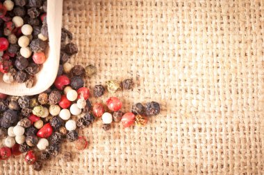 Bir kaşık kırmızı, beyaz ve siyah biber