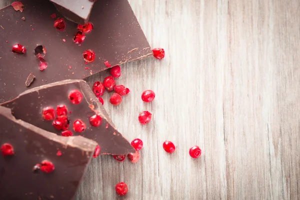 Kousky tmavé čokolády s růžovým pepřem — Stock fotografie