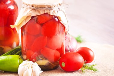 Domates kavanoz baharat ve sebzeler bir tablo ile Marine