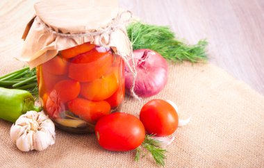 Baharatlar ve sebzeler bir tabloda bir kavanoza Marine domates