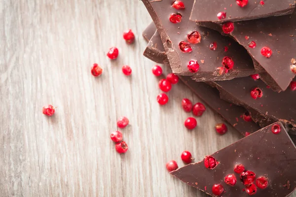 Kousky tmavé čokolády s růžovým pepřem — Stock fotografie