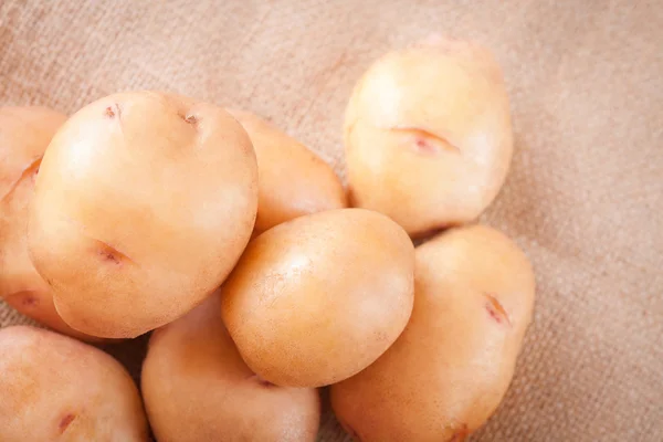 Potato tubers on a table close-up — Stock Photo, Image