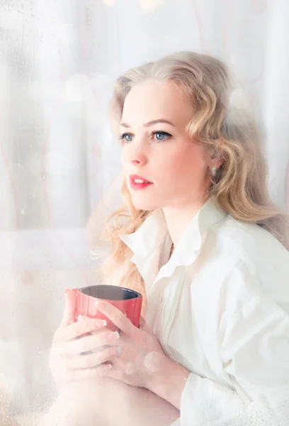 La mujer en la ventana con una taza —  Fotos de Stock