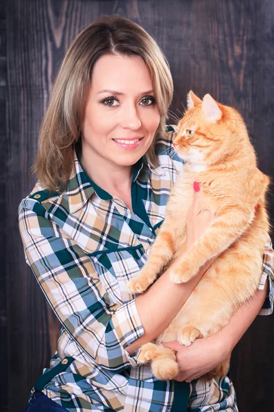 Portrét mladé atraktivní žena s kočkou v rukou — Stock fotografie