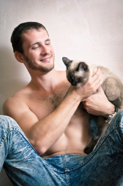 Onun kedi ile katta oturan genç adam