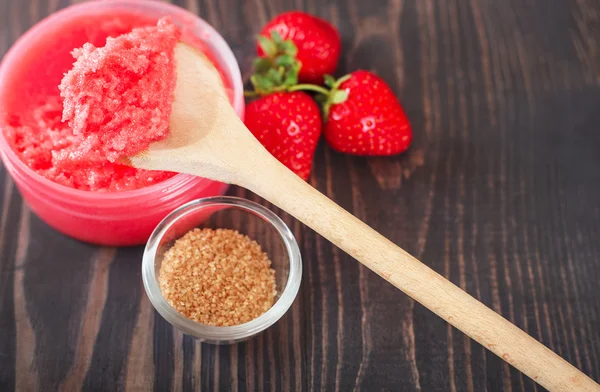 Esmer şeker ile çilek vücut scrub