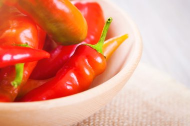 kırmızı biberler kasede