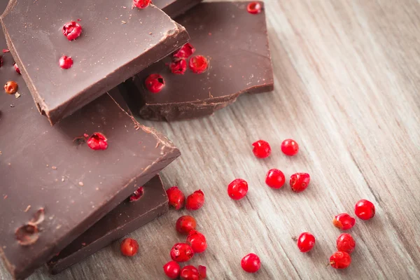 Bitar av mörk choklad med rosépeppar — Stockfoto