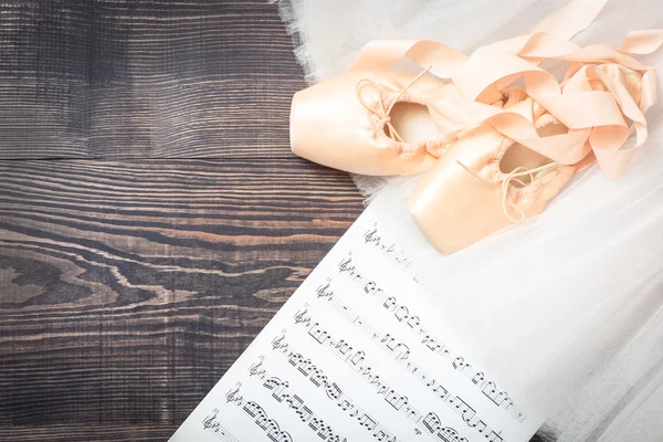 Zapatos de ballet, falda y hoja de música — Foto de Stock