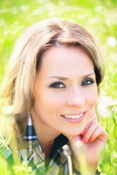 Close-up portrait of a beautiful attractive woman outdoors in the summer — Stock Photo, Image