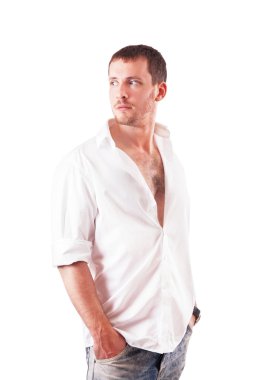 Tişörtlü bir genç çekici adam portresi