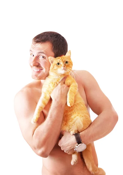 Jovem atraente homem abraçando gato vermelho — Fotografia de Stock