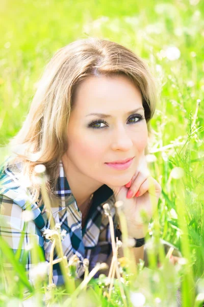 Ritratto di una bella donna attraente nell'erba — Foto Stock
