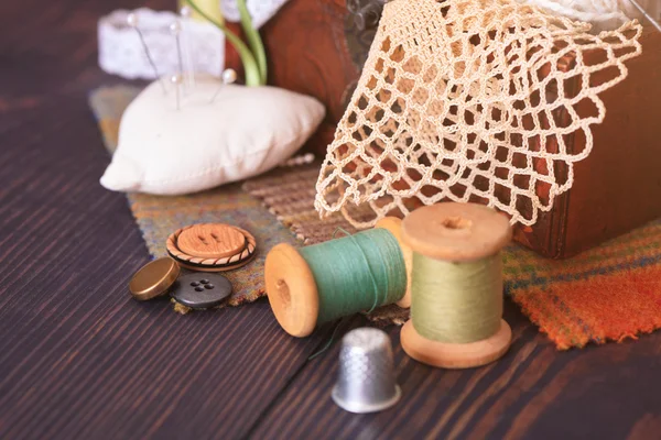 Spoel van draad en een vingerhoed een doos met handwerk — Stockfoto