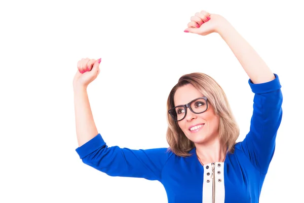 ผู้หญิงที่มีความสุขในชุดสีฟ้า ยกมือขึ้น — ภาพถ่ายสต็อก