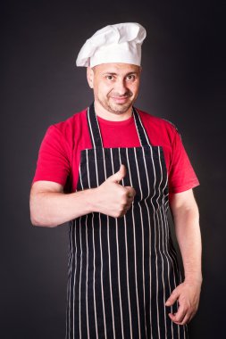 Başarı sembolü yapan bir aşçı erkek portresi