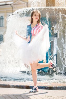 Sevimli genç kadın çeşmenin etekli