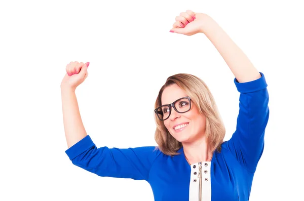 Glückliche Frau in blauem Kleid Hände hoch — Stockfoto